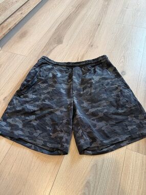 lululemon athletica Men's Black & Gray Camo Athletic Shorts
